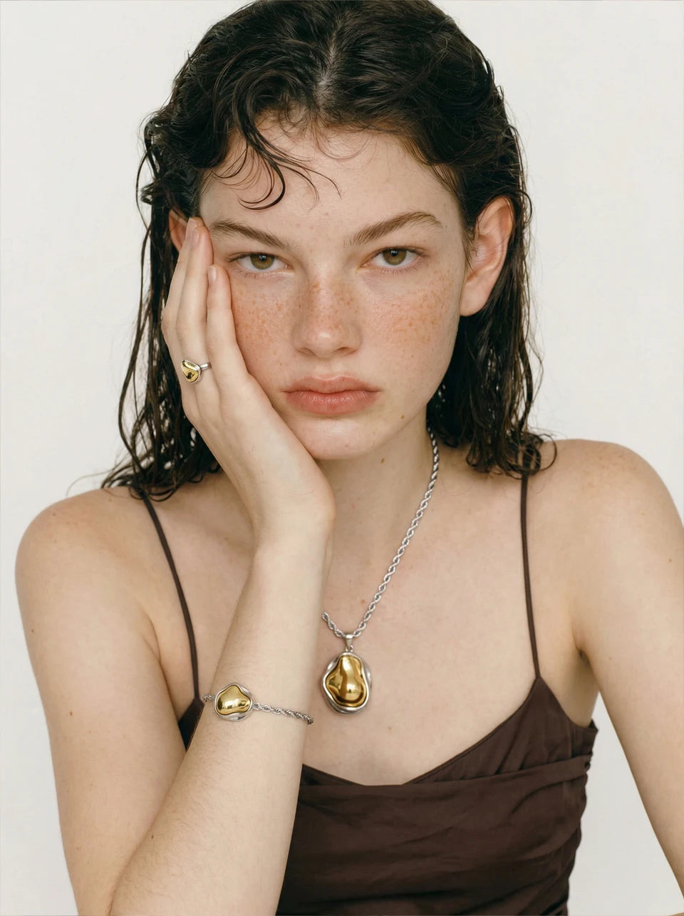 Pearl beaded geometric necklace in gold-plated stainless steel with pearl.