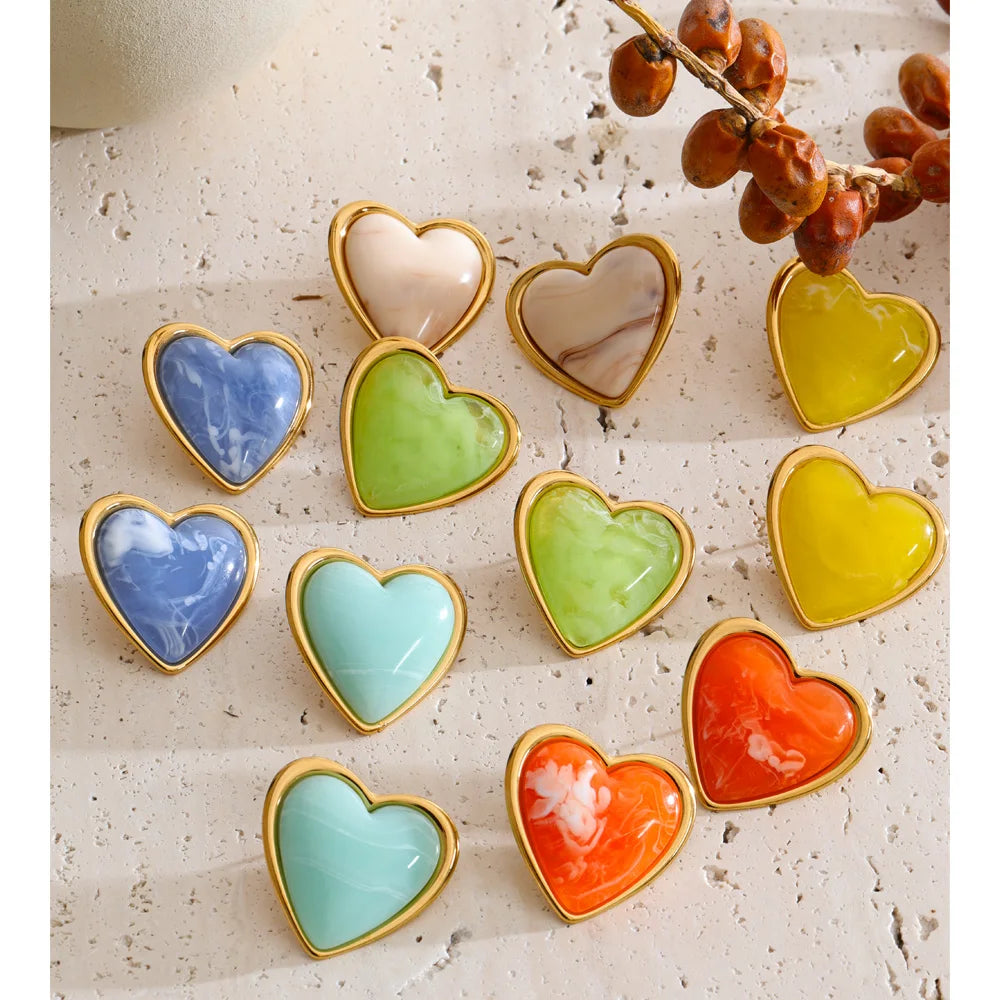 Resin acrylic heart earrings in gold-plated stainless steel with resin and acrylic.