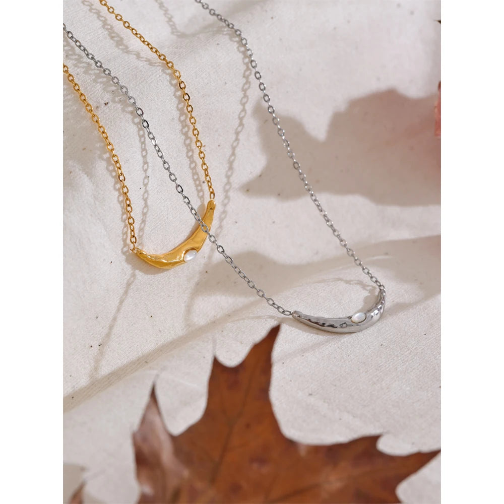 Shell moon geometric necklace in gold-plated stainless steel with shell.