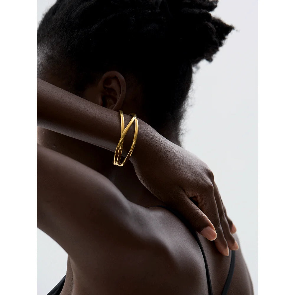 Minimalist geometric bracelet in gold-plated stainless steel.