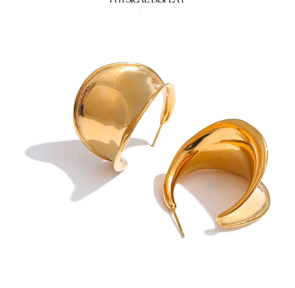 Geometric earrings in gold-plated stainless steel.