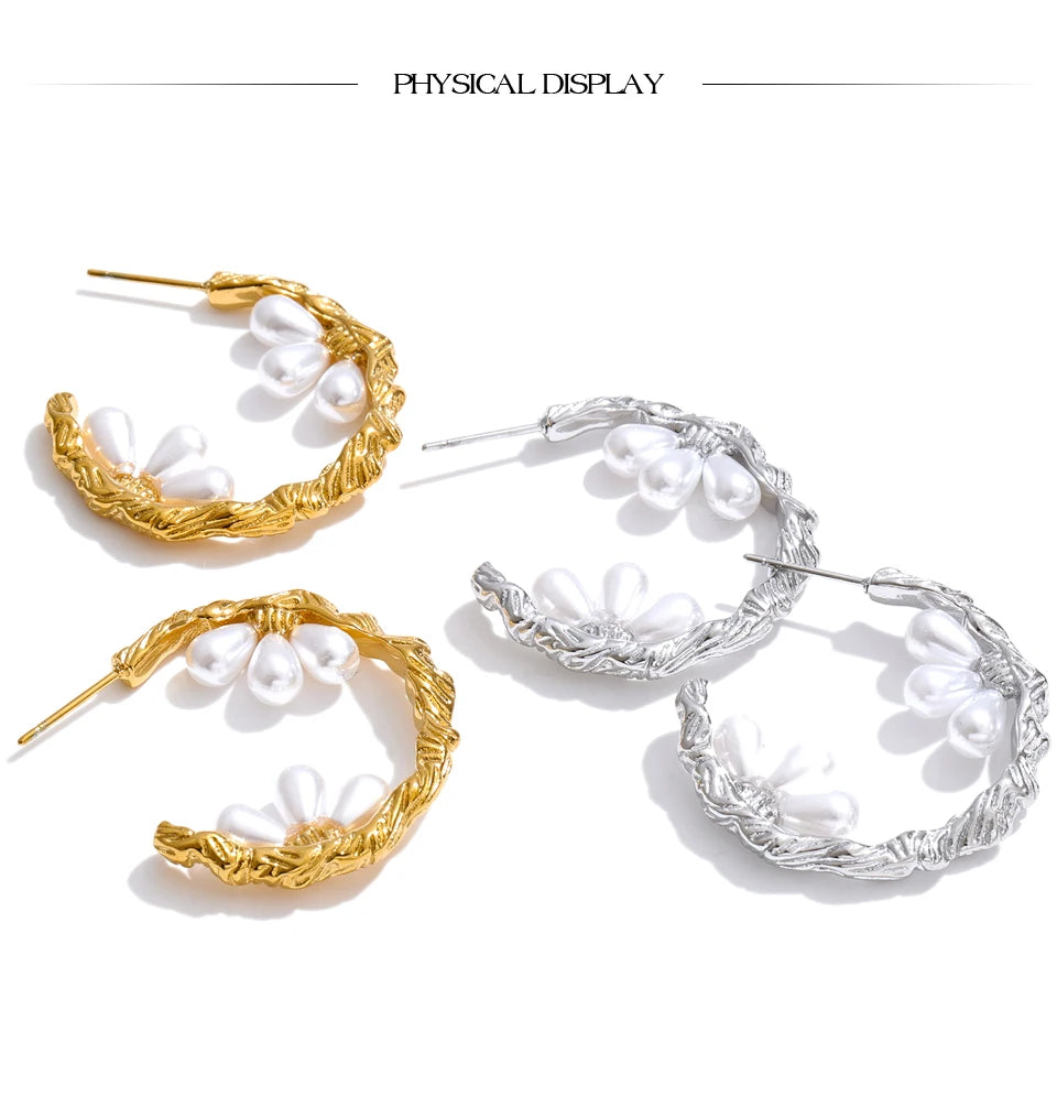 Pearl geometric earrings in gold-plated stainless steel with pearl.
