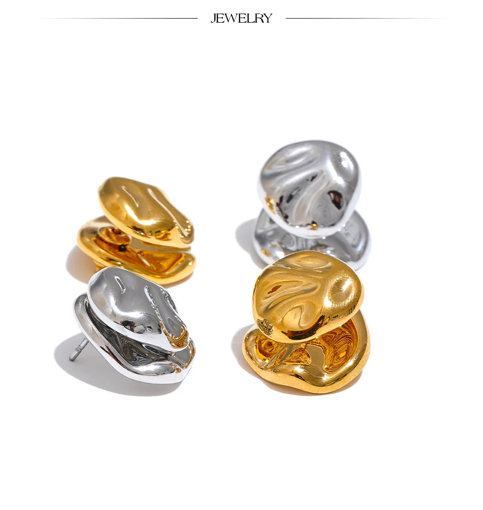 Hammered geometric earrings in gold-plated stainless steel.