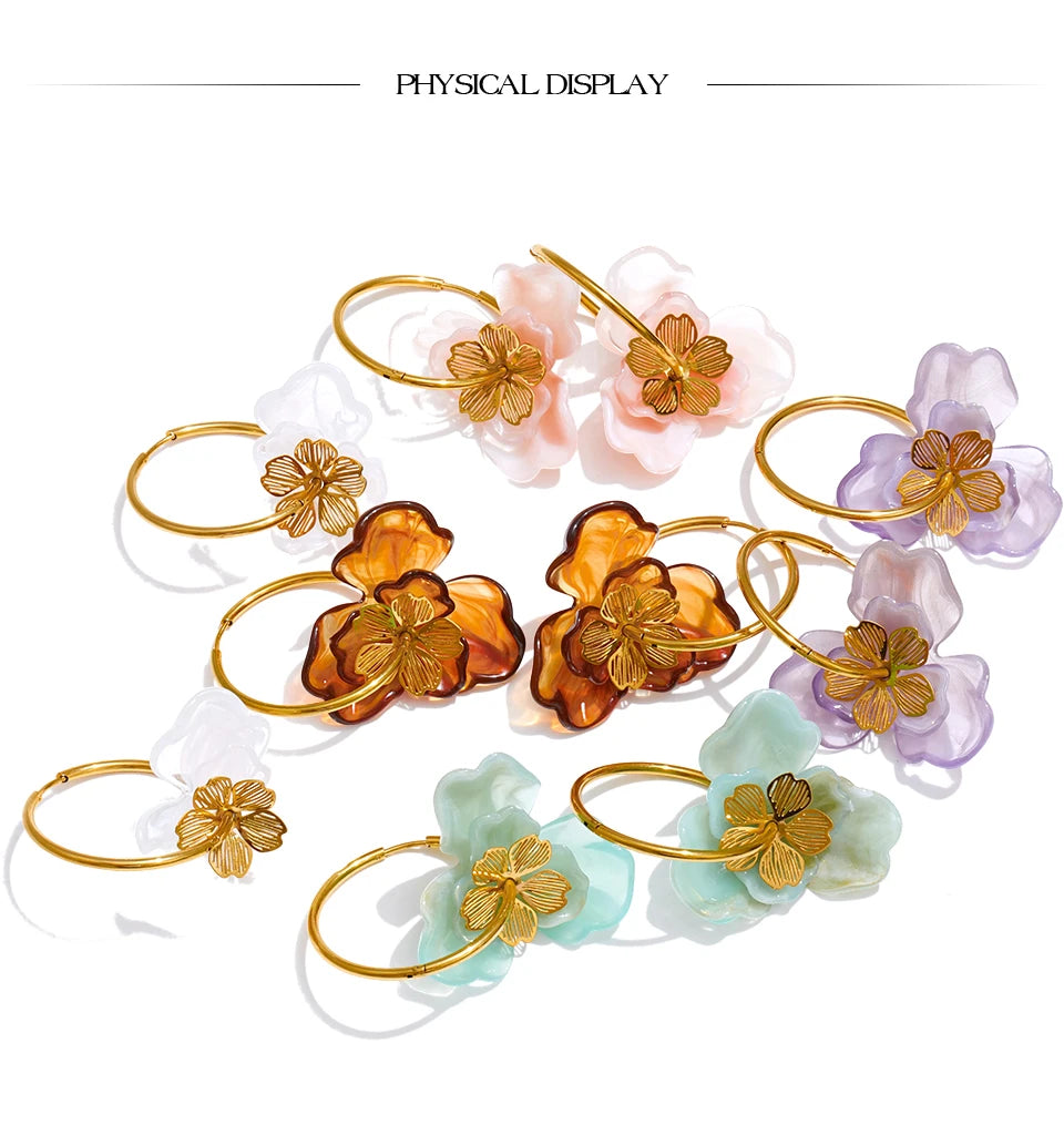 Resin flower earrings in gold-plated stainless steel with resin.