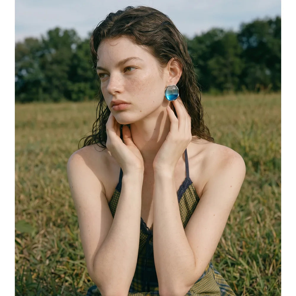 Resin multi-color geometric earrings in gold-plated stainless steel with resin.