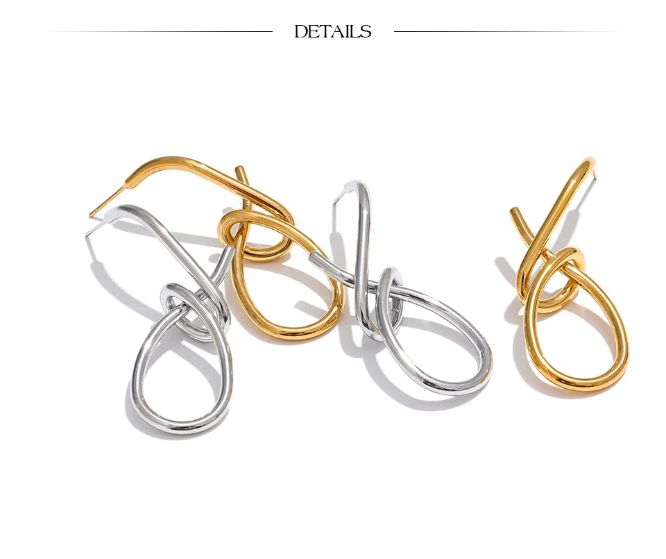 Geometric earrings in gold-plated stainless steel.