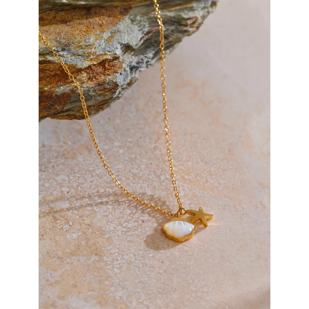 Shell star geometric necklace in gold-plated stainless steel with shell.
