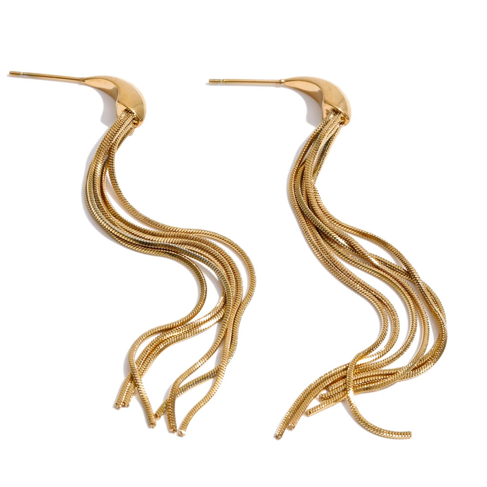 Geometric chain earrings in gold-plated stainless steel.