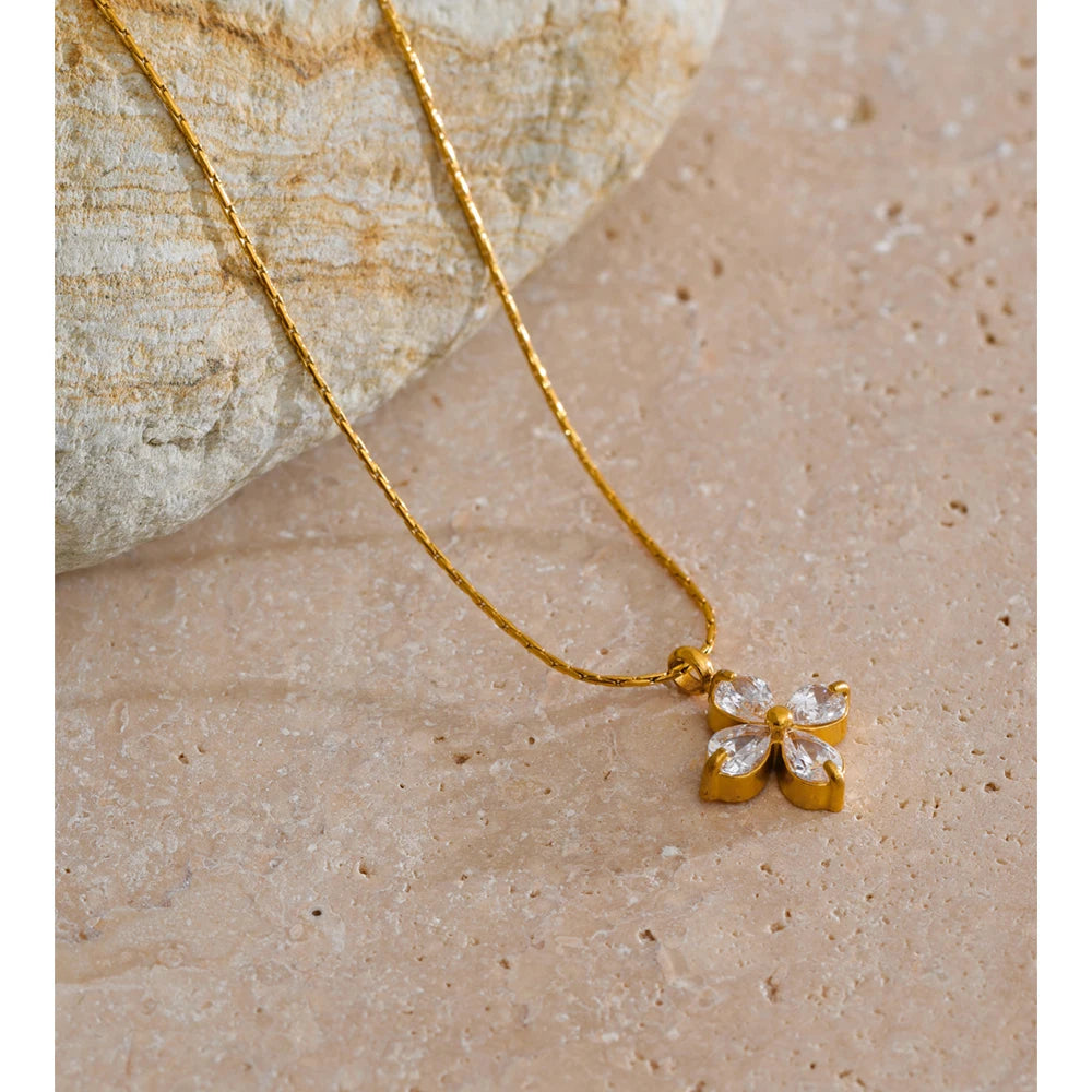 Cubic zirconia flower necklace in gold-plated stainless steel with cubic zirconia.