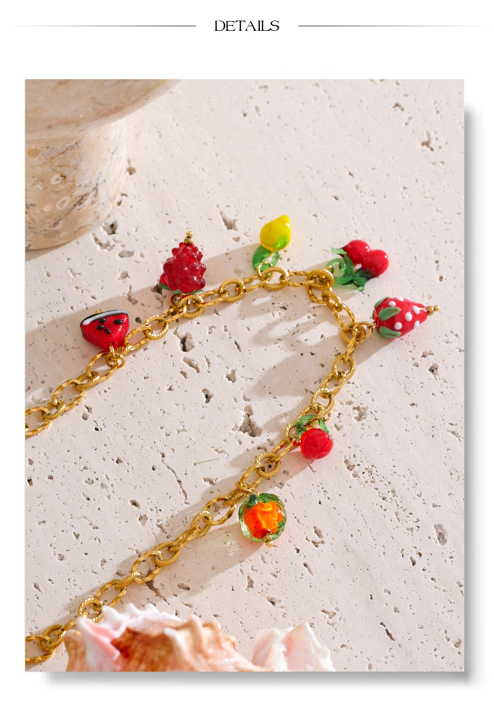 Geometric necklace in gold-plated stainless steel.