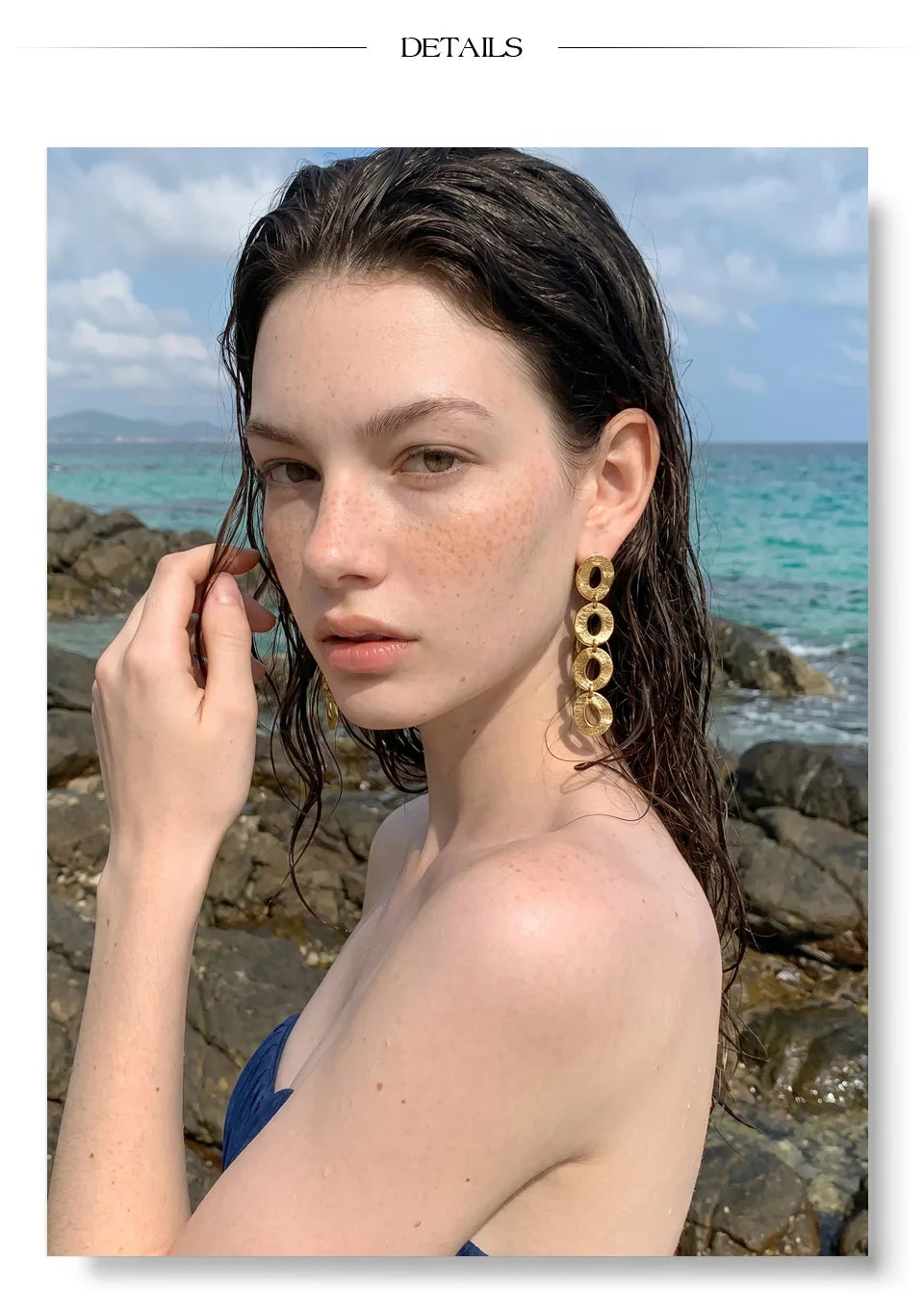 Geometric earrings in gold-plated stainless steel.