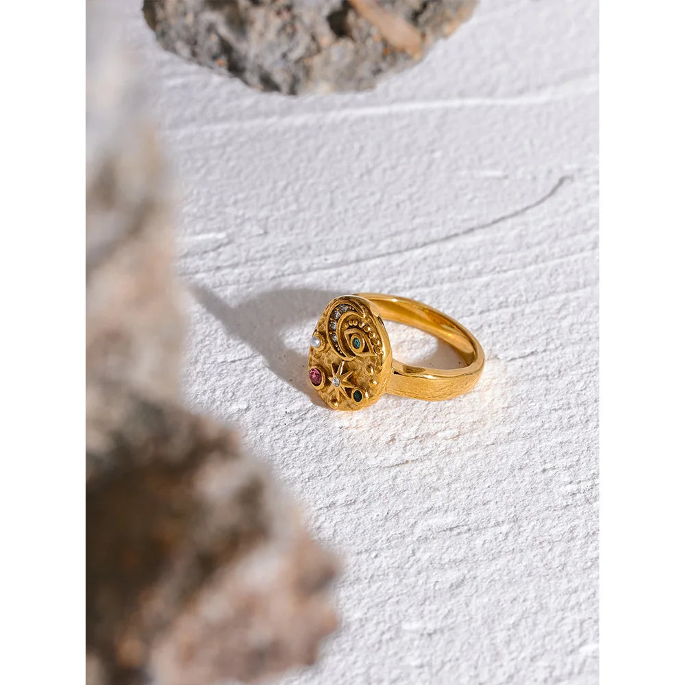 Cubic zirconia star moon ring in 18K gold-plated stainless steel with cubic zirconia.
