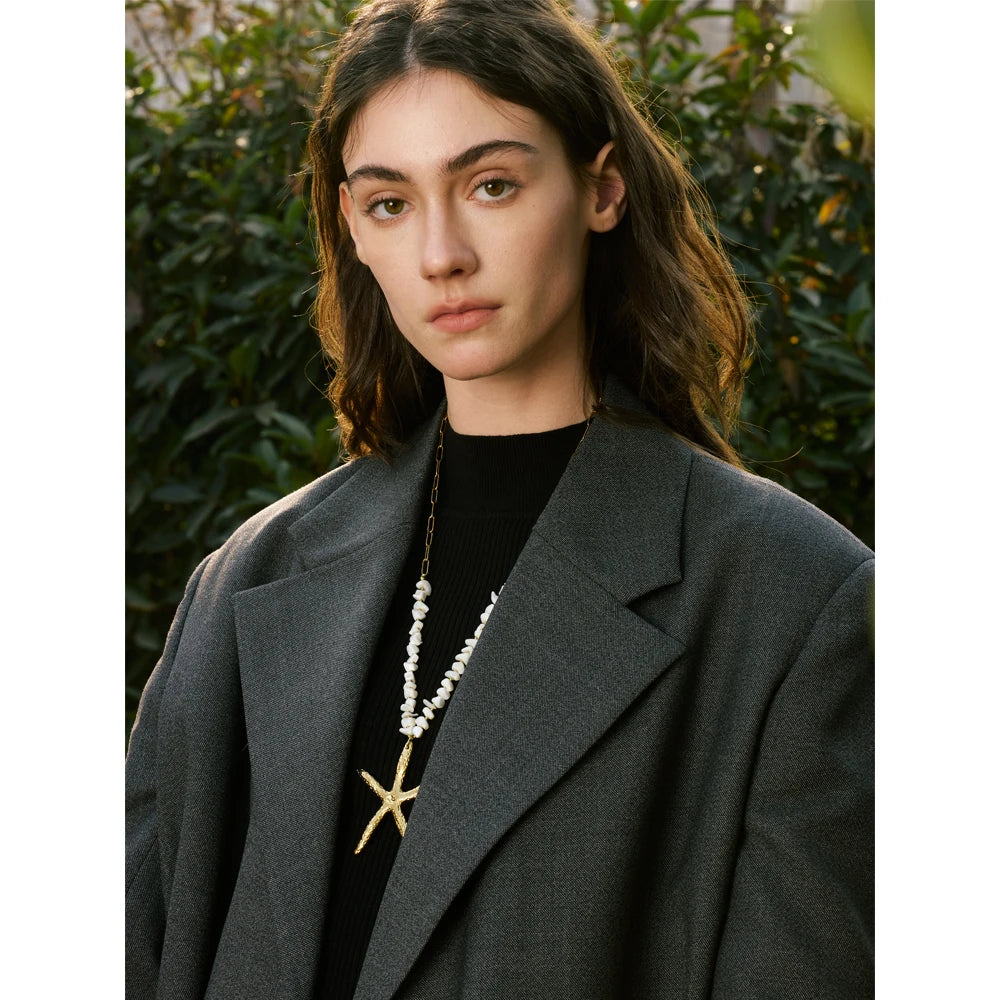 Shell star chain necklace in gold-plated stainless steel with shell.