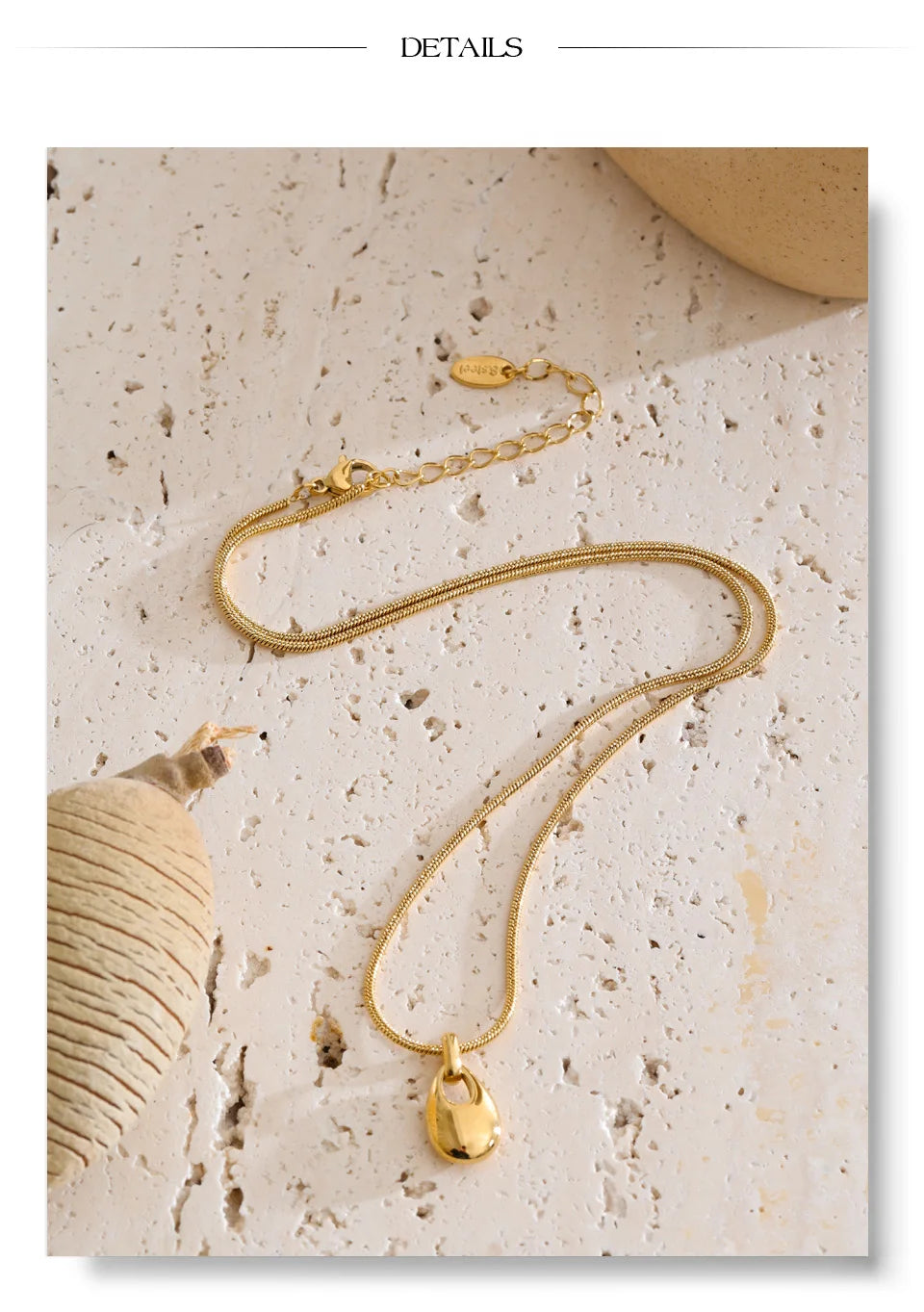 Geometric necklace in gold-plated stainless steel.