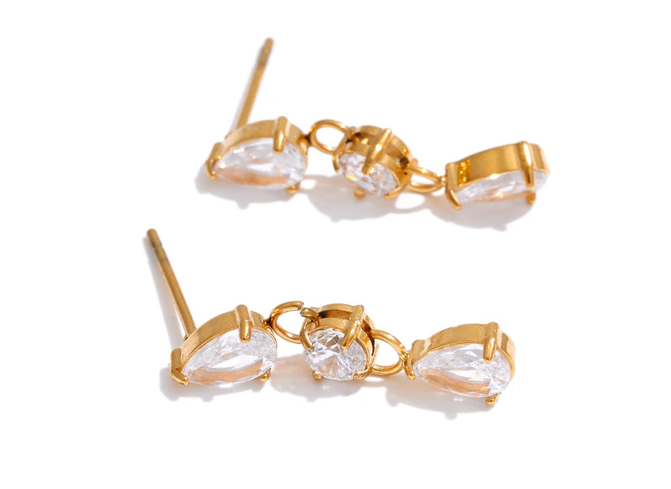 Cubic zirconia minimalist geometric earrings in gold-plated stainless steel with cubic zirconia.