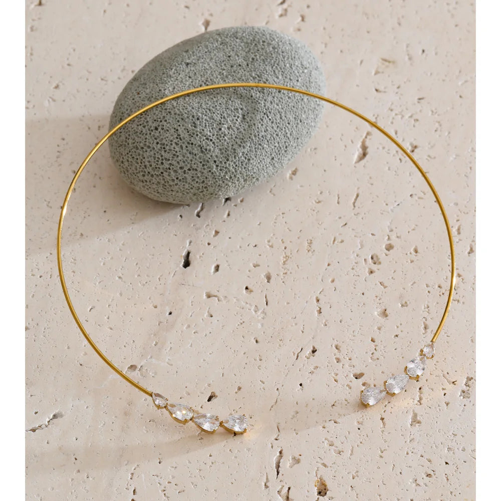 Cubic zirconia geometric necklace in gold-plated stainless steel with cubic zirconia.