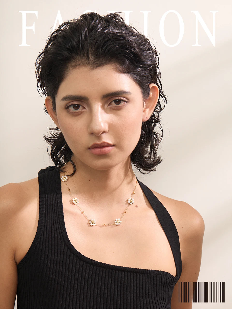 Pearl flower beaded necklace in gold-plated stainless steel with pearl.