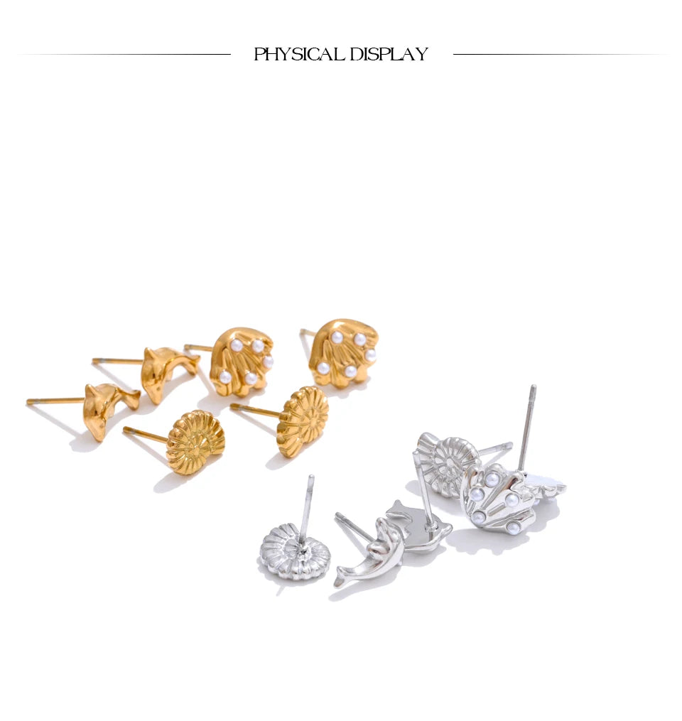 Pearl shell geometric earrings in gold-plated stainless steel with pearl and shell.