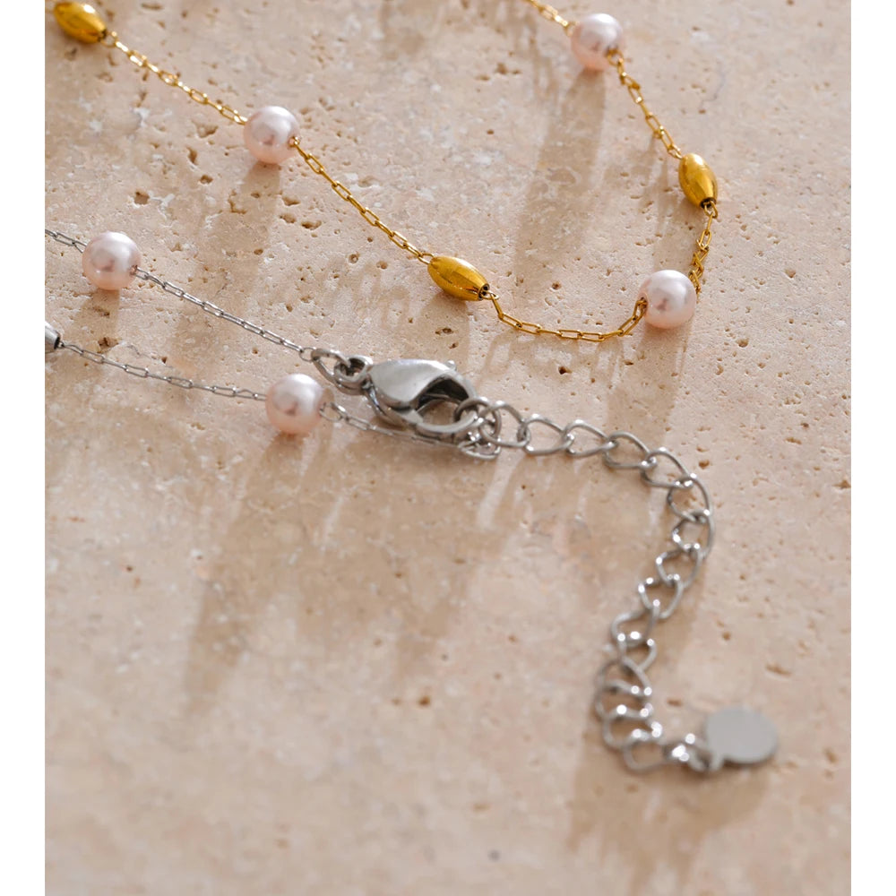 Pearl beaded geometric necklace in gold-plated stainless steel with pearl.