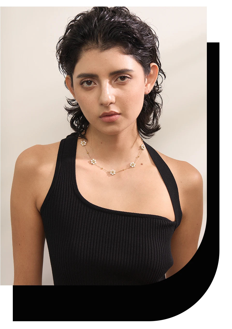 Pearl flower beaded necklace in gold-plated stainless steel with pearl.
