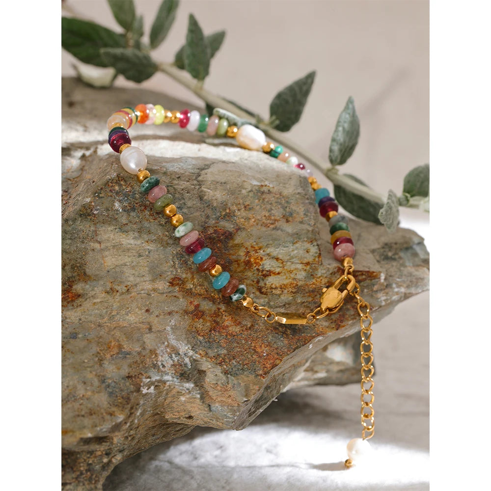 Pearl natural stone geometric necklace in gold-plated stainless steel with pearl and natural stone.