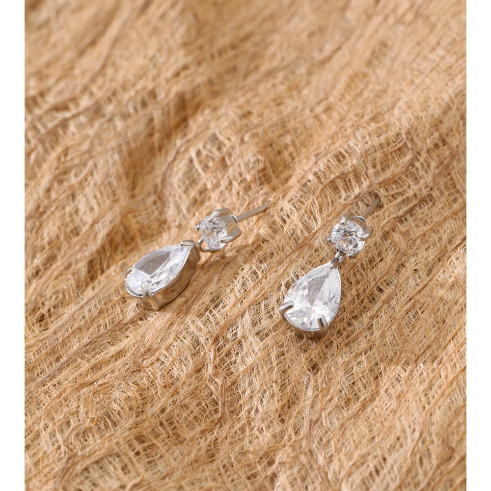 Cubic zirconia geometric earrings in gold-plated stainless steel with cubic zirconia.