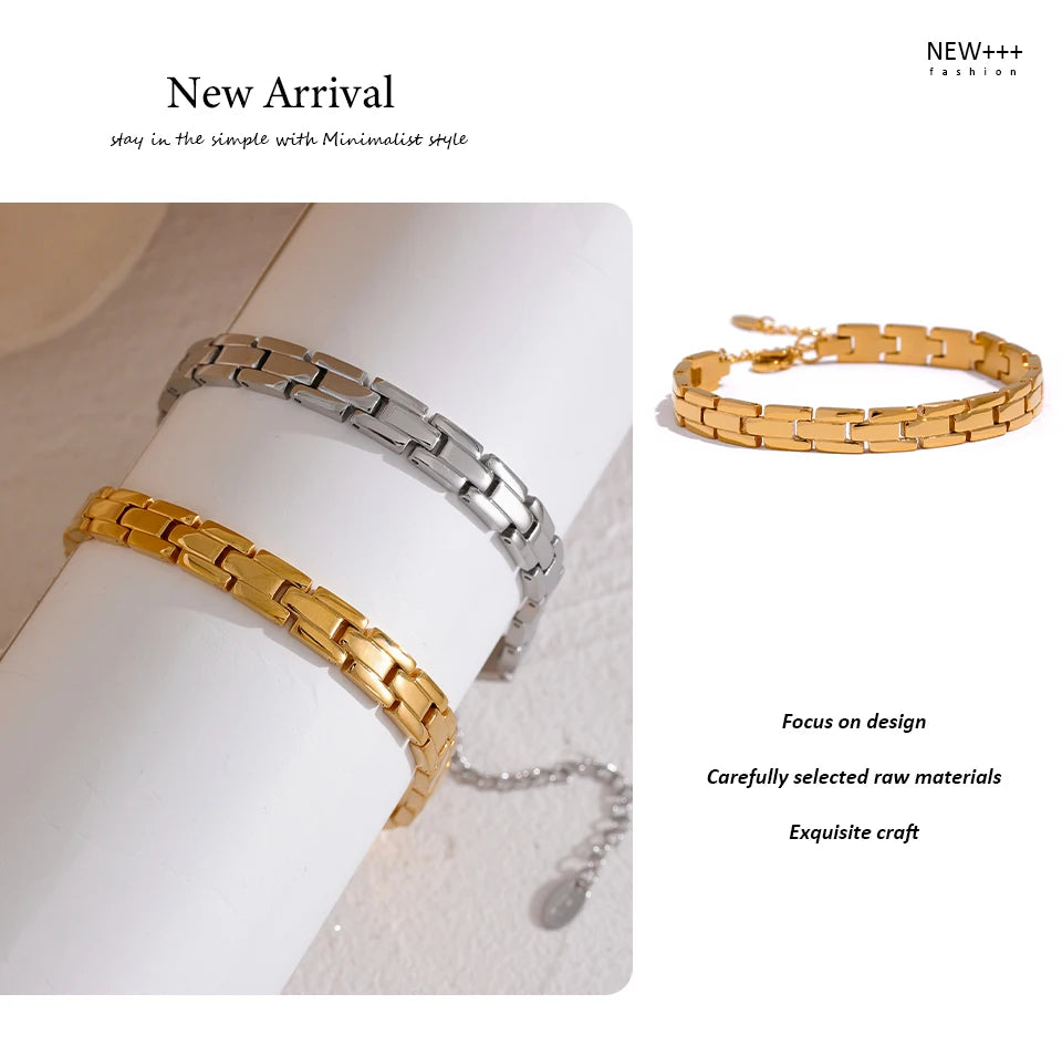 Geometric chain necklace in gold-plated 316L stainless steel.