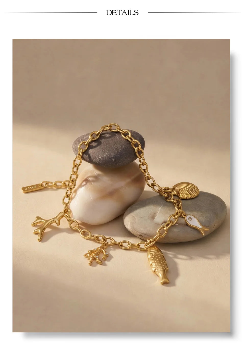 Shell geometric chain necklace in gold-plated stainless steel with shell.