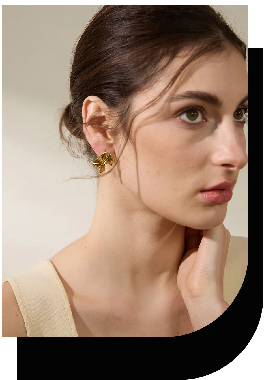 Flower earrings in gold-plated 316L stainless steel.