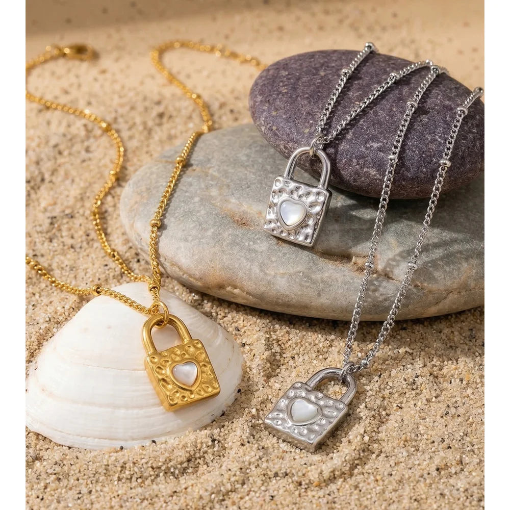 Shell heart geometric necklace in gold-plated stainless steel with shell.
