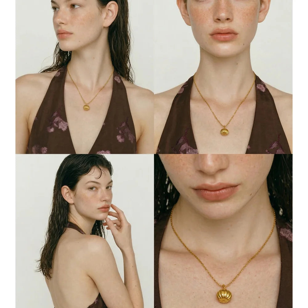 Geometric necklace in gold-plated stainless steel.
