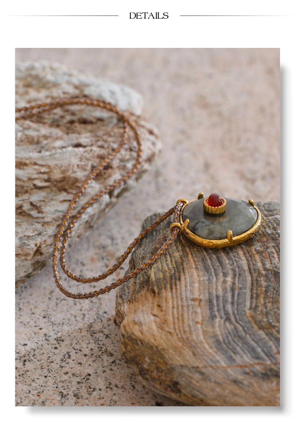 Natural stone geometric necklace in gold-plated stainless steel with natural stone.