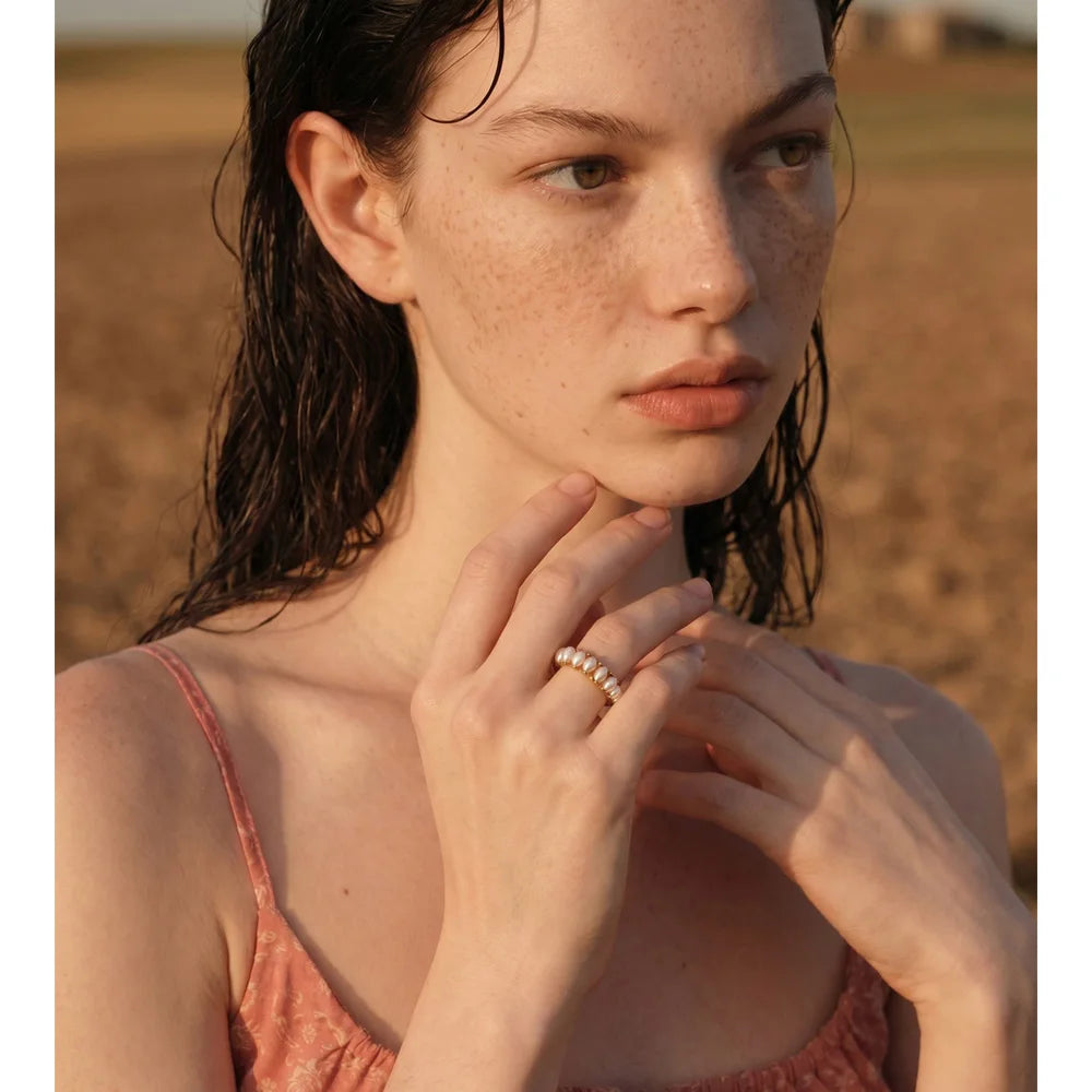 Pearl geometric ring in 18K gold-plated stainless steel with pearl.