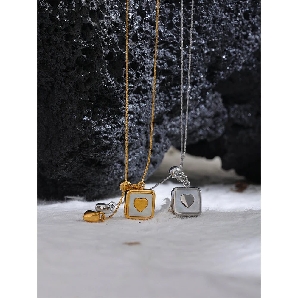 Shell heart geometric necklace in gold-plated stainless steel with shell.
