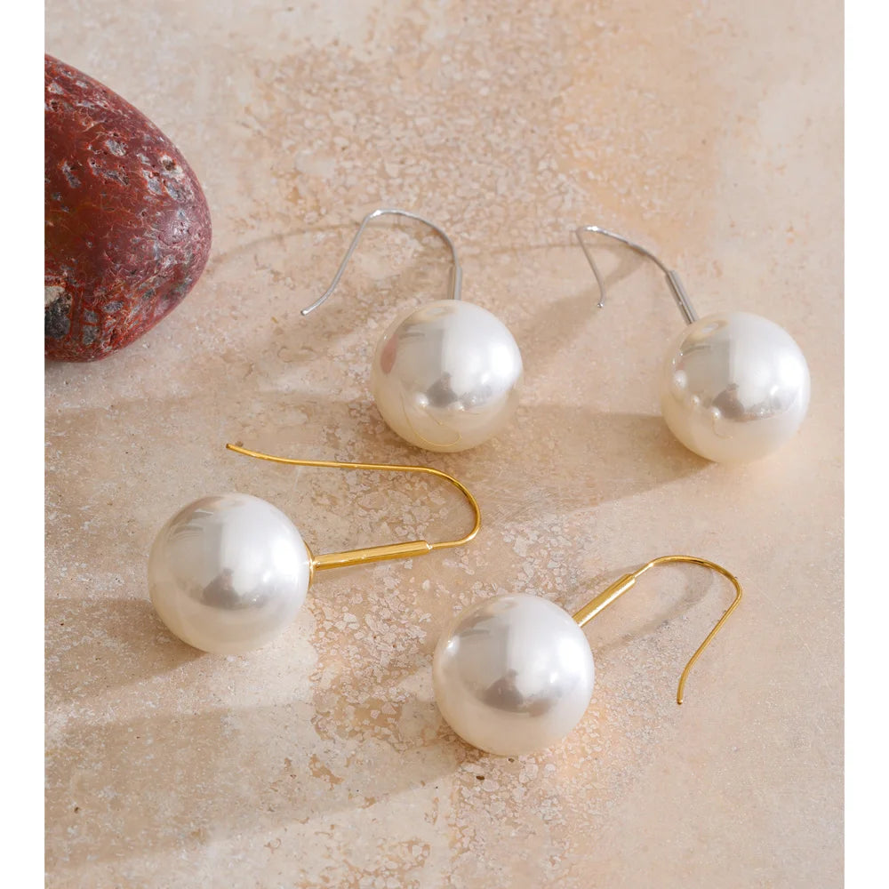Pearl geometric earrings in gold-plated stainless steel with pearl.