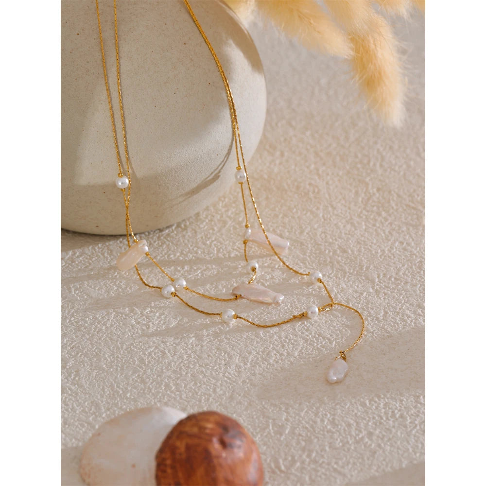 Freshwater pearl geometric necklace in gold-plated stainless steel with freshwater pearl.