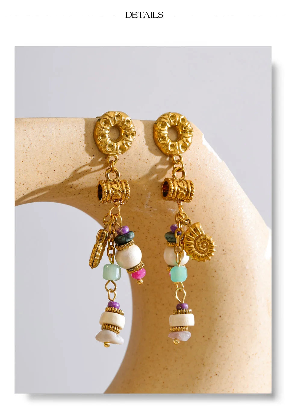 Natural stone geometric earrings in gold-plated stainless steel with natural stone.