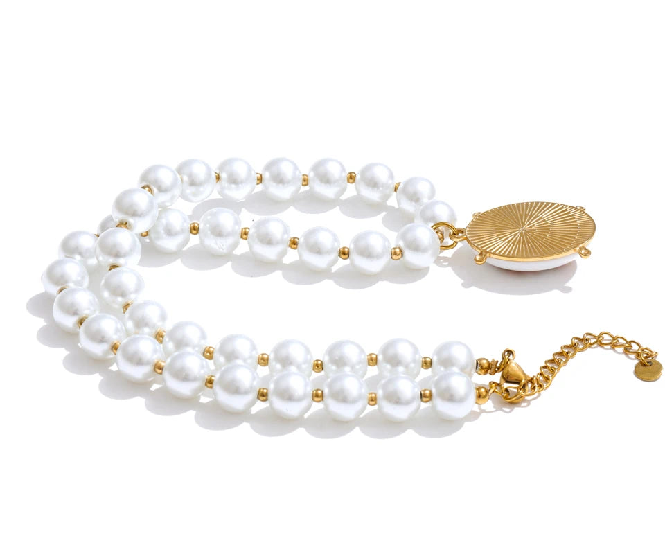Pearl resin flower necklace in gold-plated stainless steel with pearl and resin.