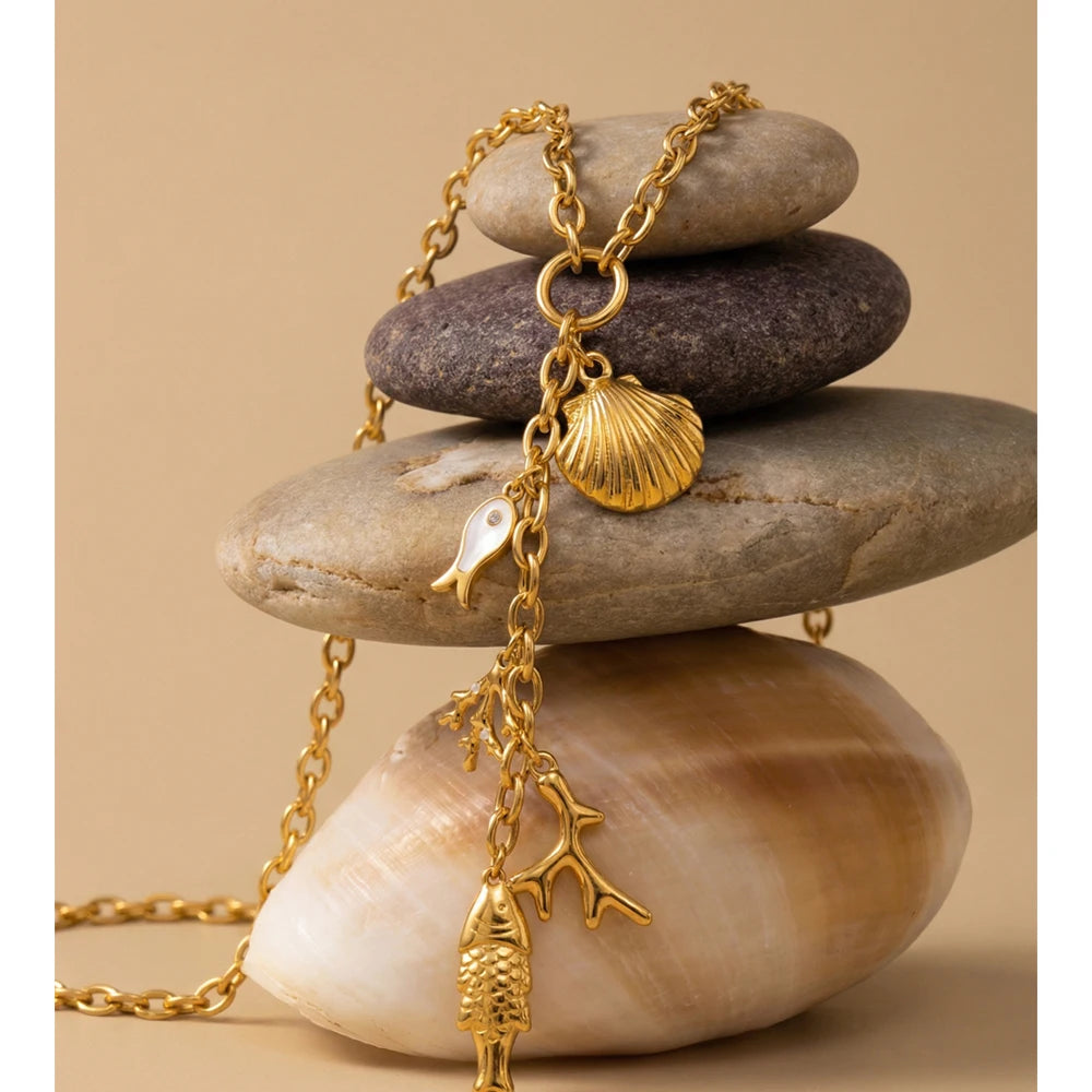 Cubic zirconia shell geometric necklace in gold-plated stainless steel with cubic zirconia and shell.