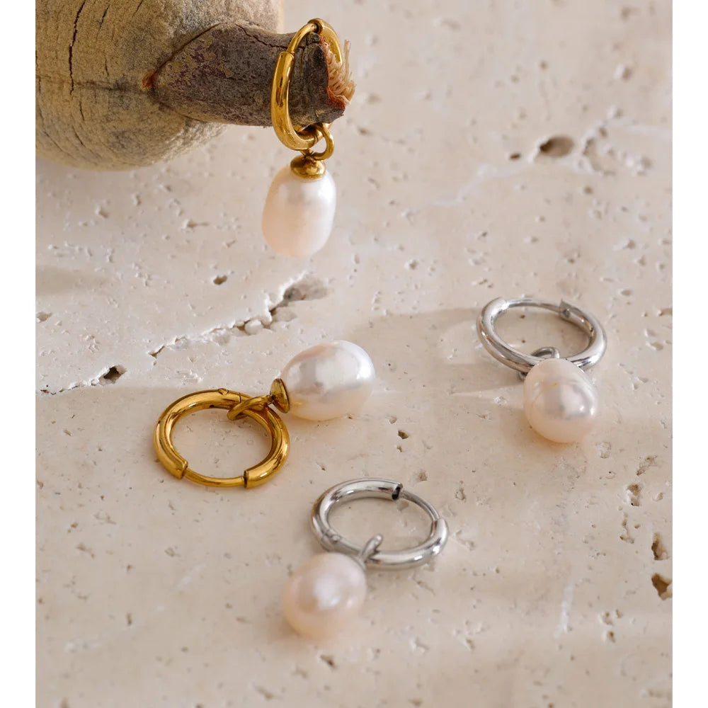 Freshwater pearl geometric earrings in gold-plated stainless steel with freshwater pearl.