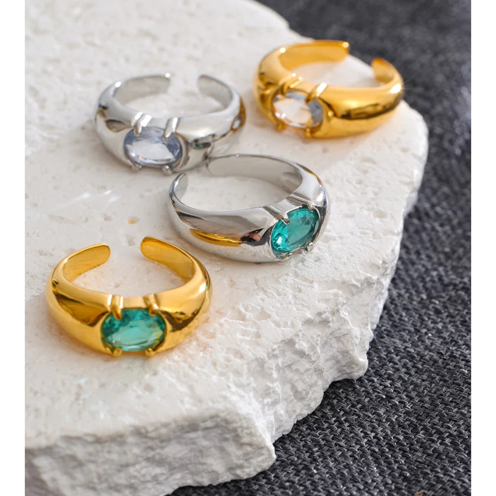 White cubic zirconia geometric ring in 18K gold-plated stainless steel with cubic zirconia.