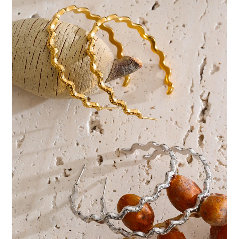 Geometric earrings in gold-plated stainless steel.