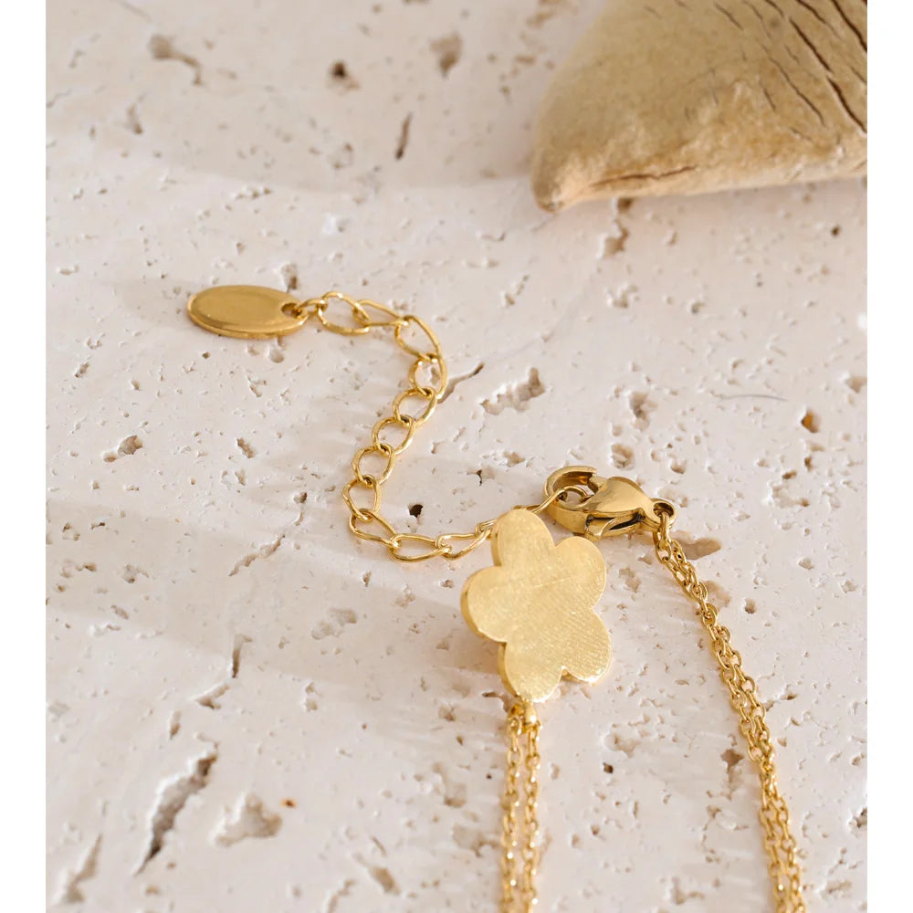 Pearl flower necklace in gold-plated stainless steel with pearl.