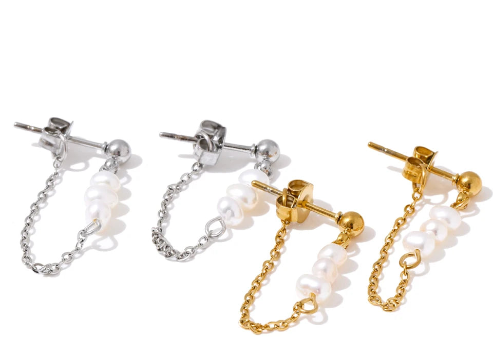 Freshwater pearl geometric chain earrings in gold-plated stainless steel with freshwater pearl.