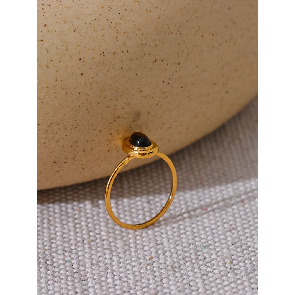 Natural stone geometric ring in 18K gold-plated stainless steel with natural stone.