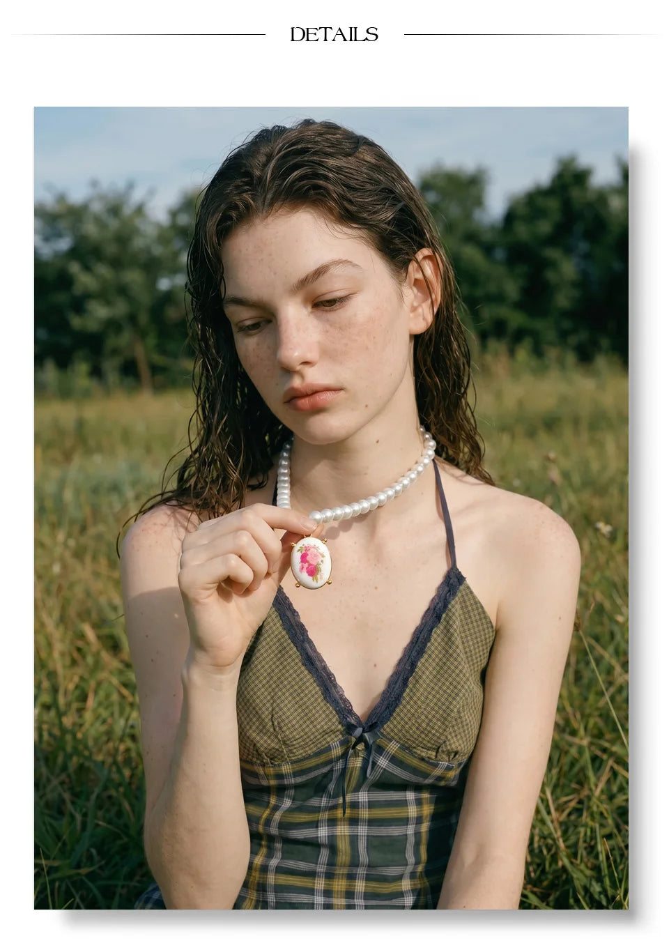 Pearl resin flower necklace in gold-plated stainless steel with pearl and resin.