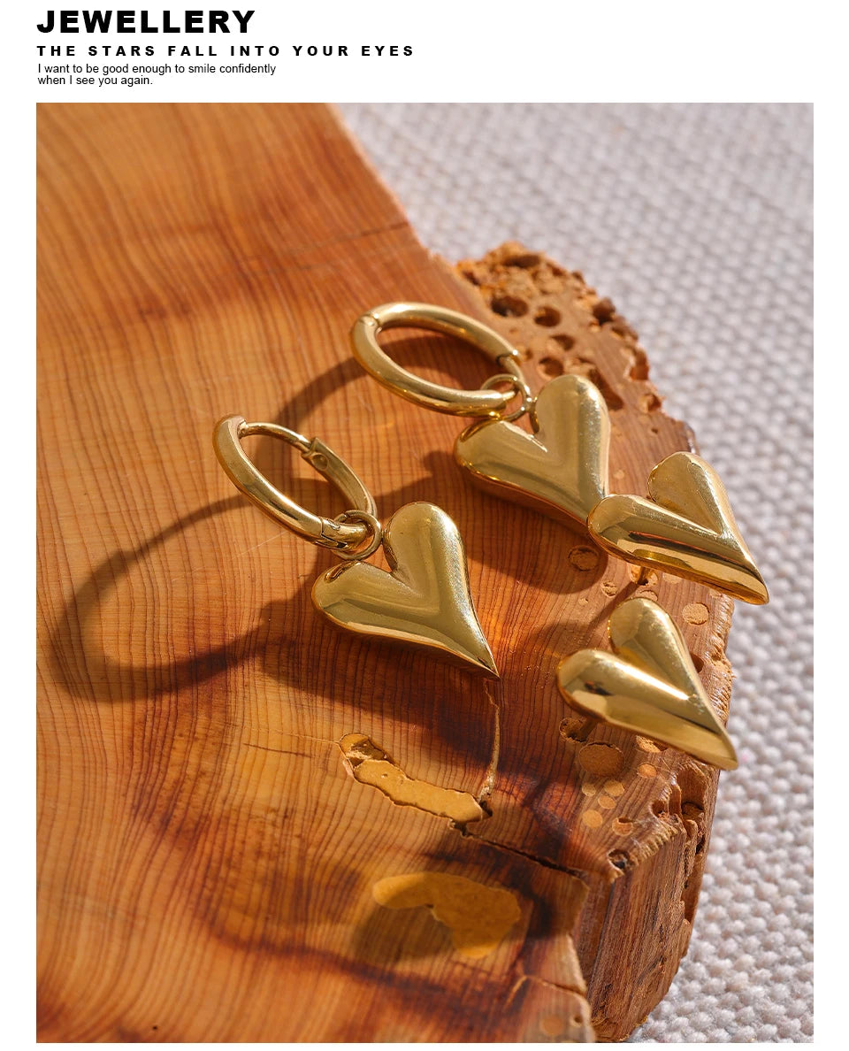 Heart earrings in gold-plated stainless steel.