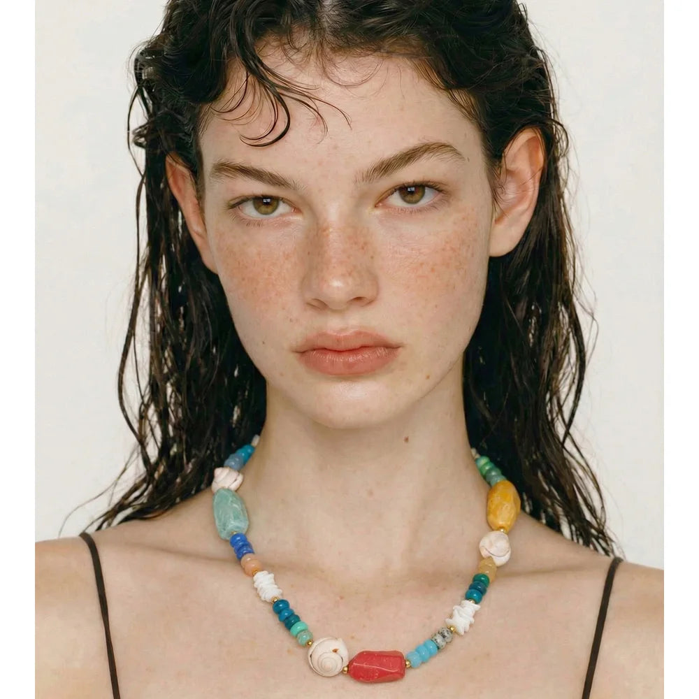 Shell resin natural stone necklace in gold-plated stainless steel with natural stone and shell.