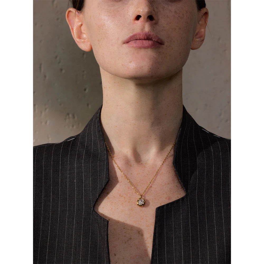 Cubic zirconia geometric necklace in gold-plated stainless steel with cubic zirconia.
