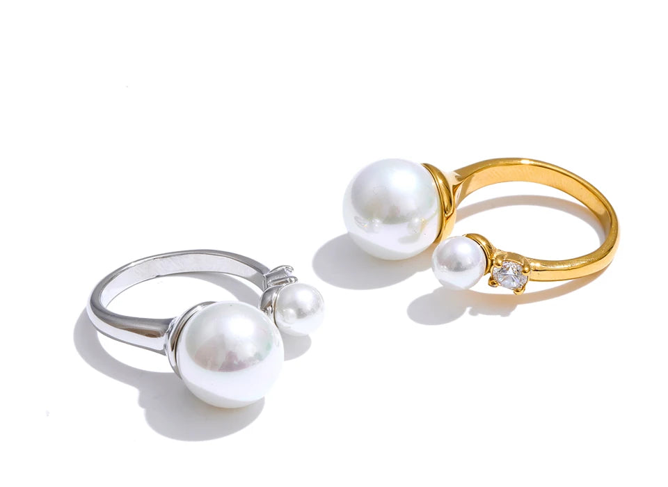 Cubic zirconia pearl geometric ring in 18K gold-plated stainless steel with pearl and cubic zirconia.